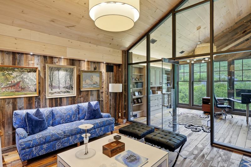 Lounge with glass partitions opening to the offices
